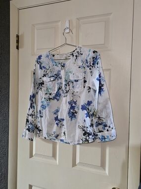 LOFT White Button-Front Floral Blouse with Blue Accents